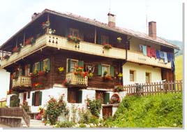 Bumengeschmücktes Plodner Haus in Cima Sappada (Oberplodn)